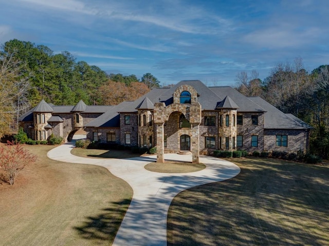 view of front of house featuring a front yard and a garage