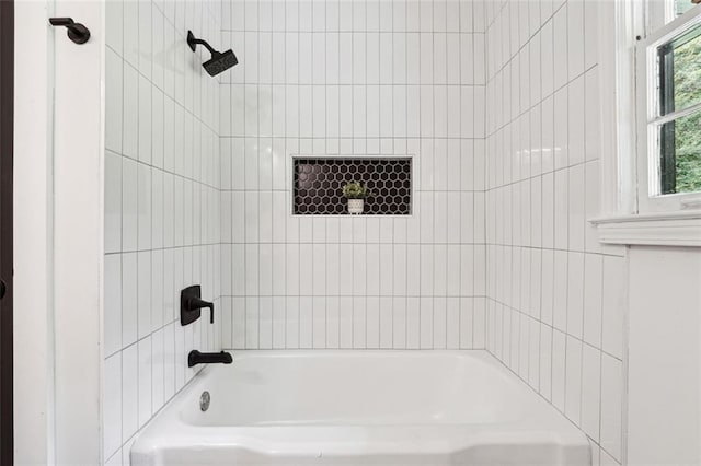 bathroom featuring tiled shower / bath