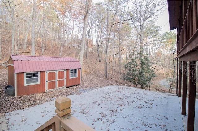 view of yard with a storage shed