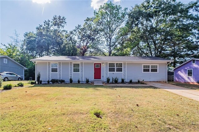 single story home featuring a front yard