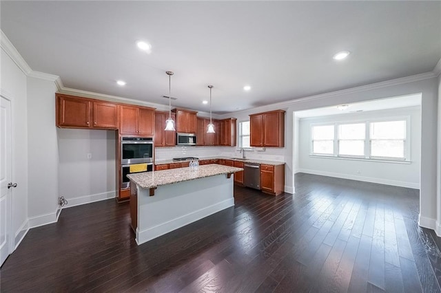 5789 Creek Indian Dr, Sugar Hill, GA 30518 - kitchen featuring stainless steel appliances, crown molding, plenty of natural light, a sink, and baseboards