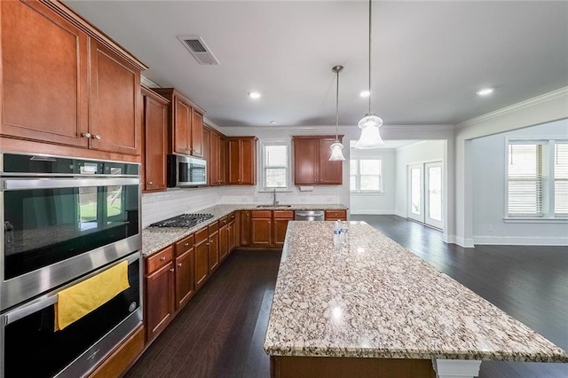 5789 Creek Indian Dr, Sugar Hill, GA 30518 - kitchen with stainless steel appliances, a sink, dark wood-type flooring, tasteful backsplash, and ornamental molding