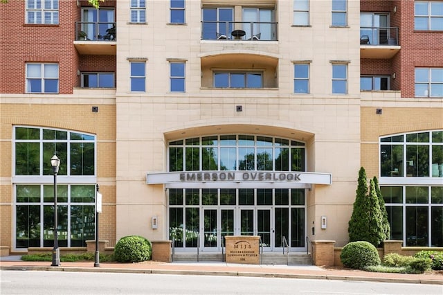 view of apartment building / complex