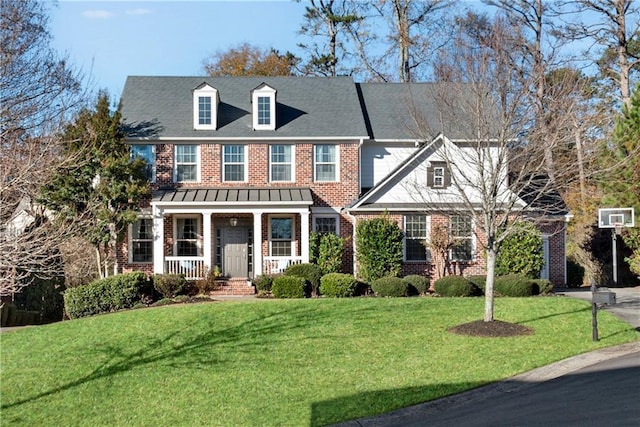 view of front of property featuring a front yard