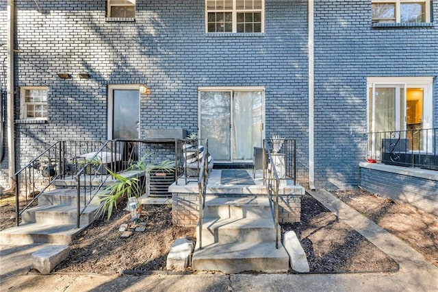 entrance to property featuring a patio area