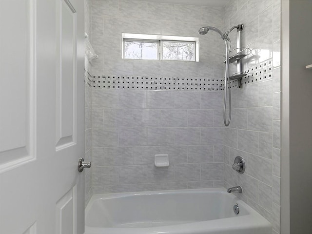 bathroom featuring tiled shower / bath combo