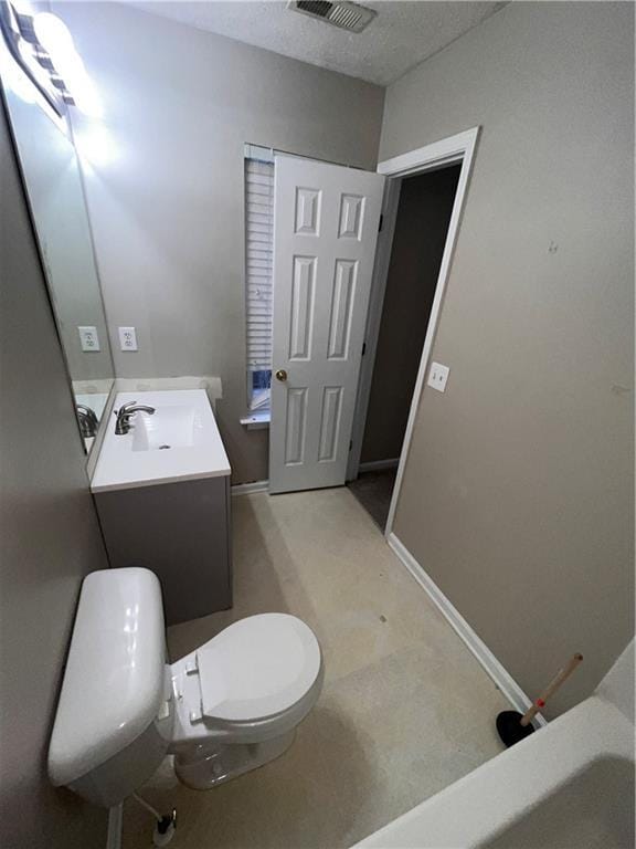 142 Benfield Cir, Cartersville, GA 30121 - bathroom featuring a textured ceiling, toilet, vanity, and a bathing tub