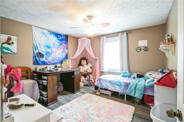 315 Charlotte Blvd, Stockbridge, GA 30281 - bedroom featuring wood finished floors, a textured ceiling, and a ceiling fan