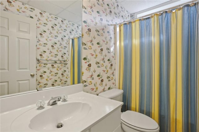 980 Ector Chase NW, Kennesaw, GA 30152 - bathroom with wallpapered walls, toilet, vanity, a shower with shower curtain, and a drop ceiling