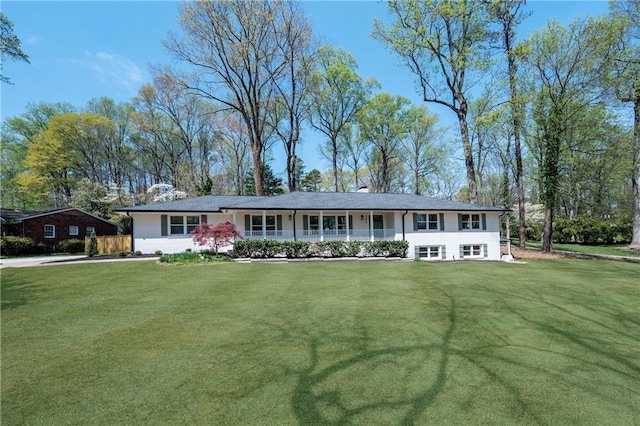 ranch-style house featuring a front lawn