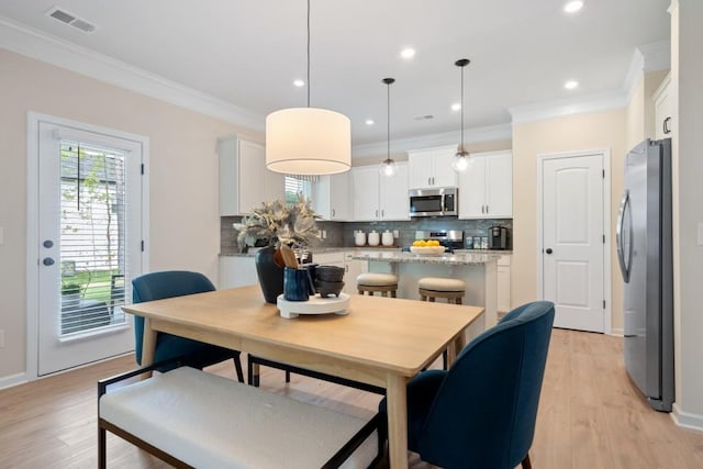 dining area with recessed lighting, visible vents, ornamental molding, light wood-type flooring, and baseboards