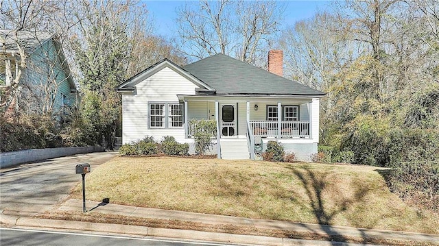 view of front of property featuring a front lawn and a porch