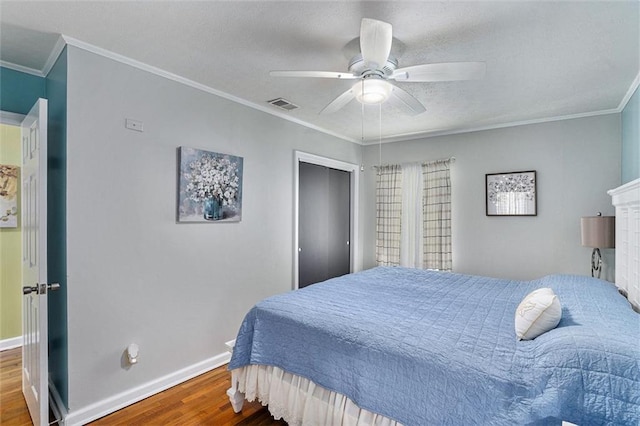 141 Parr Wade Rd SE, Cartersville, GA 30120 - bedroom with wood finished floors, ceiling fan, a closet, crown molding, and a textured ceiling