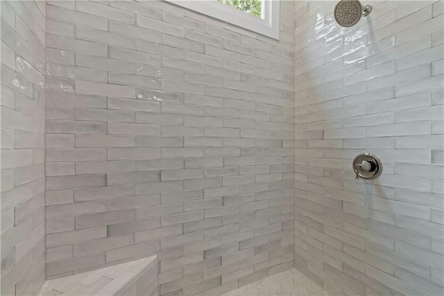 bathroom featuring tiled shower