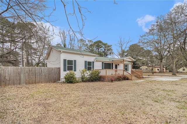 view of front of house featuring fence and a front yard