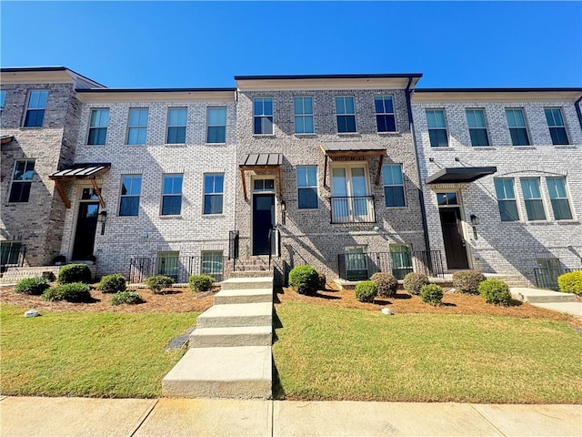 multi unit property featuring a front yard