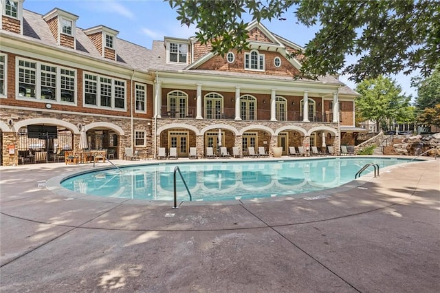 view of swimming pool featuring a patio area