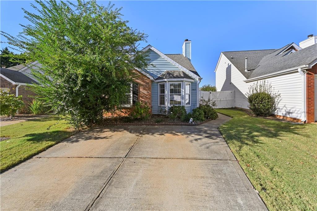 view of front facade with a front yard