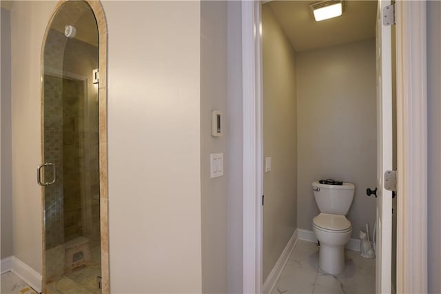 7185 Hartsfield Pl, Suwanee, GA 30024 - bathroom featuring marble finish floors, toilet, a stall shower, and baseboards