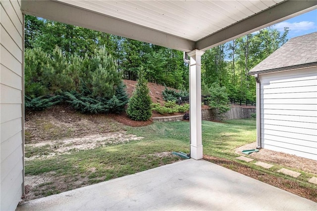 view of grassy yard featuring a patio