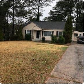 view of front of home featuring a front yard