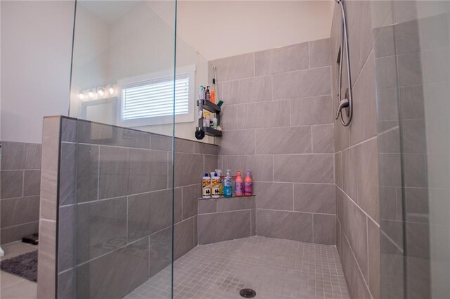 bathroom featuring tiled shower