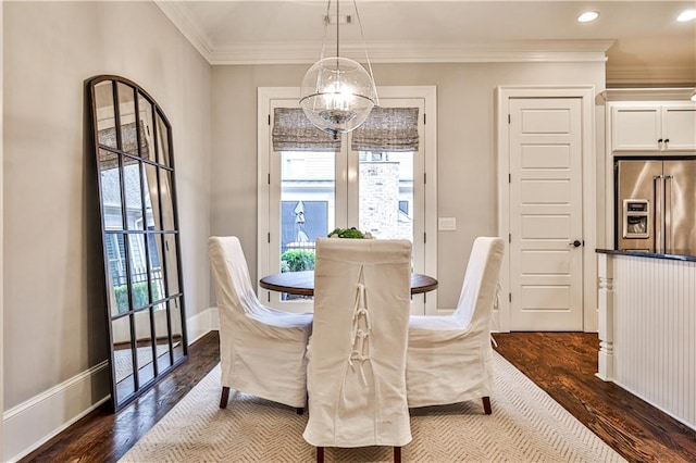 dining area featuring baseboards, an inviting chandelier, recessed lighting, dark wood-style flooring, and crown molding