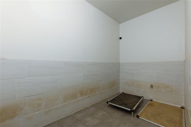 bathroom featuring tile walls