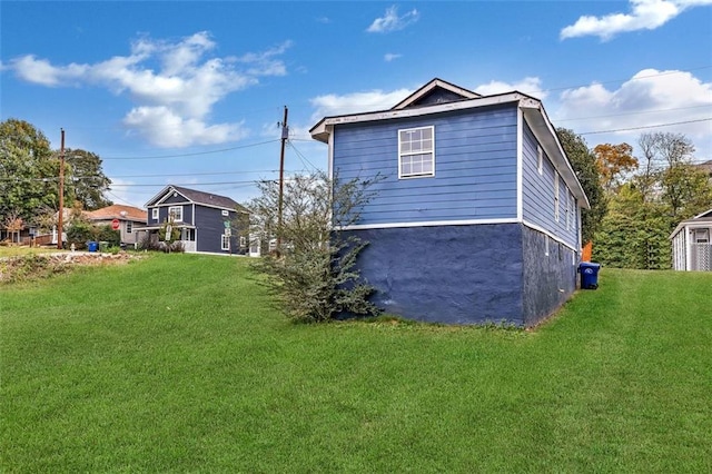 view of side of property featuring a lawn