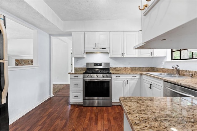 2568 Redfield Dr, Norcross, GA 30071 - kitchen with stainless steel appliances, under cabinet range hood, a sink, white cabinets, and a textured ceiling