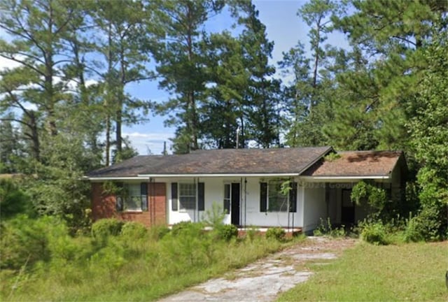 ranch-style house with a front yard