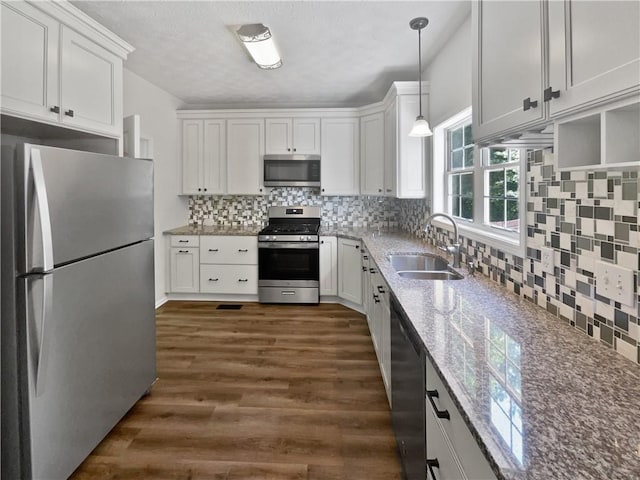 200 Eagle Glen Ct, Woodstock, GA 30189 - kitchen featuring stainless steel appliances, a sink, white cabinets, dark wood-type flooring, and a textured ceiling