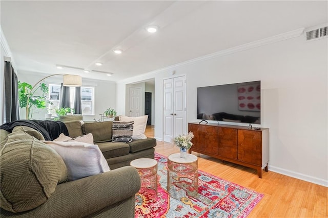 living area with crown molding, light wood-style floors, recessed lighting, baseboards, and visible vents