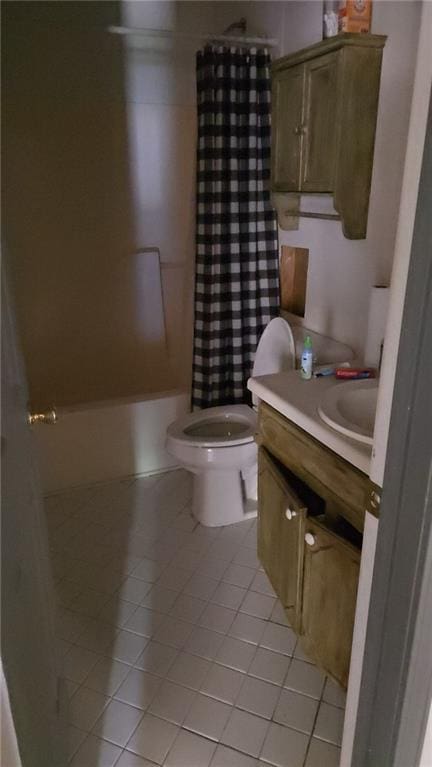 bathroom featuring tile patterned floors, vanity, toilet, and shower / tub combo