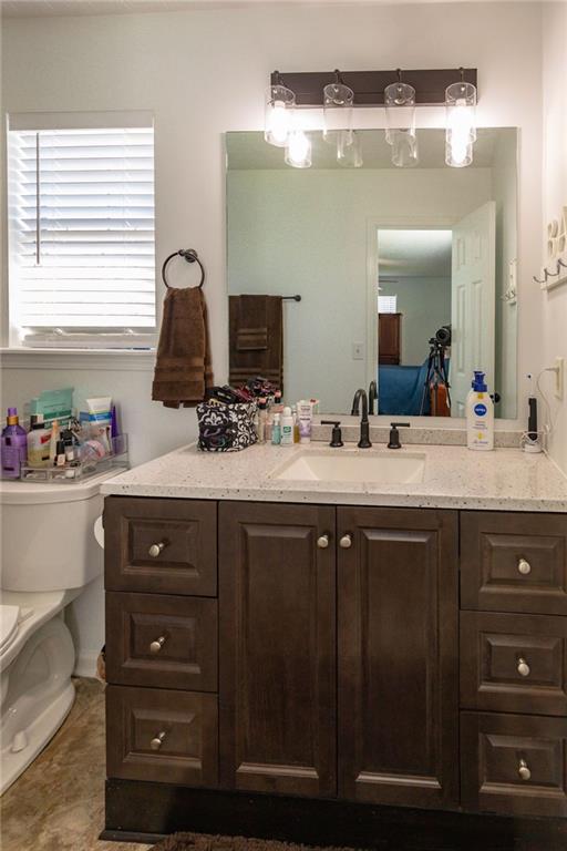 full bathroom featuring vanity, toilet, and a shower with shower curtain