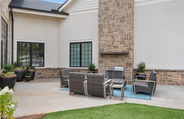 view of patio / terrace featuring an outdoor living space with a fireplace