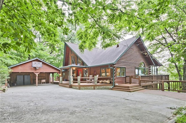 view of front of home featuring a wooden deck