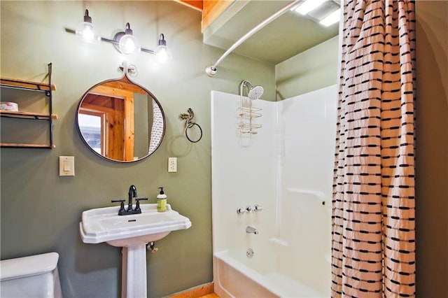 bathroom with shower / bath combo with shower curtain and toilet