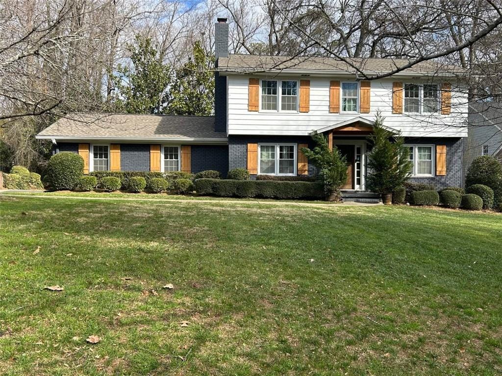 view of front of home featuring a front lawn