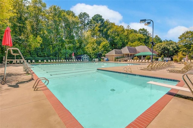 5404 Chaversham Ln, Peachtree Corners, GA 30092 - community pool featuring a patio and a diving board