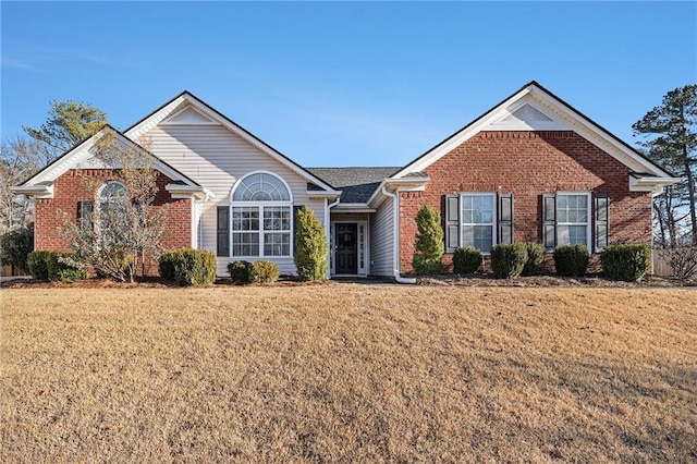 view of front of property featuring a front lawn