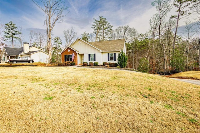 single story home with a front lawn