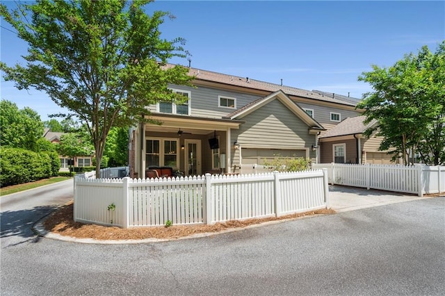 view of front of house featuring a ceiling fan and a fenced front yard