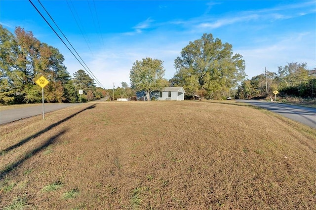 view of front of home featuring a front yard