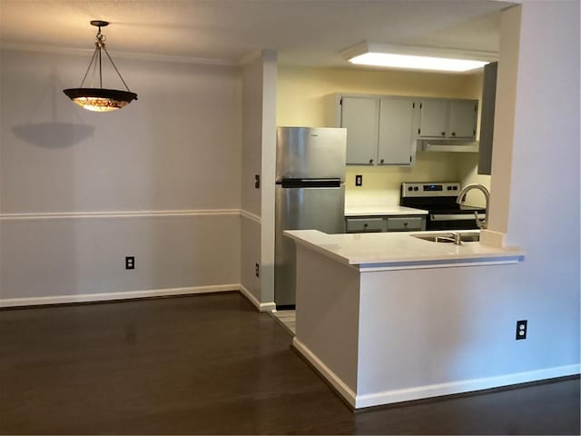 kitchen featuring dark hardwood / wood-style floors, hanging light fixtures, stainless steel appliances, kitchen peninsula, and sink