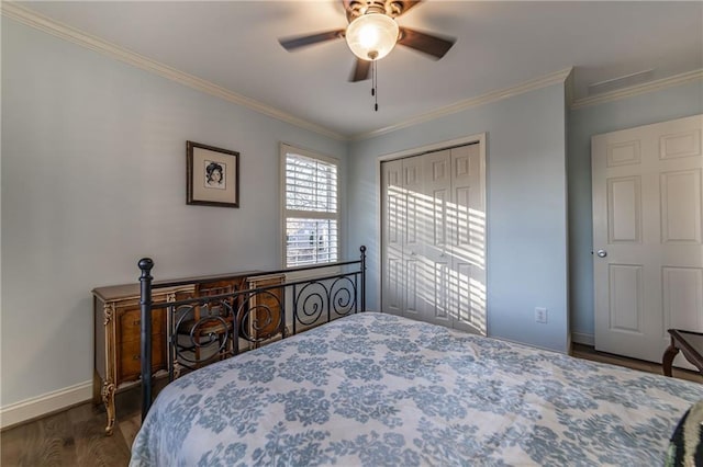 bedroom featuring baseboards, a ceiling fan, ornamental molding, wood finished floors, and a closet