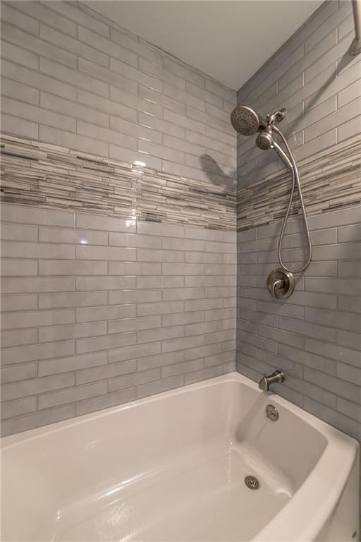 bathroom with bathtub / shower combination