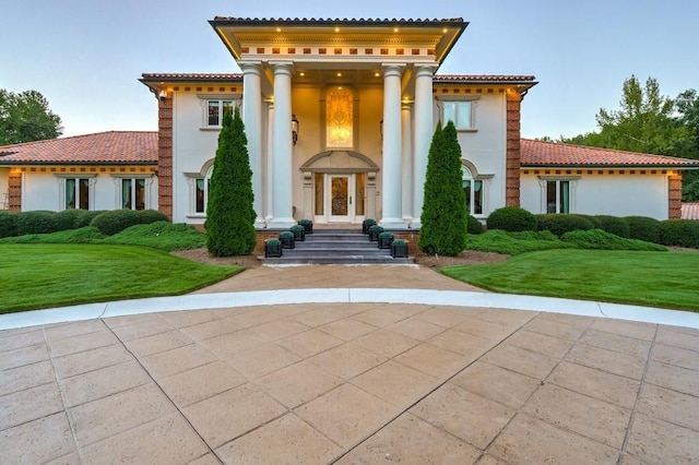 view of front of property featuring a front yard