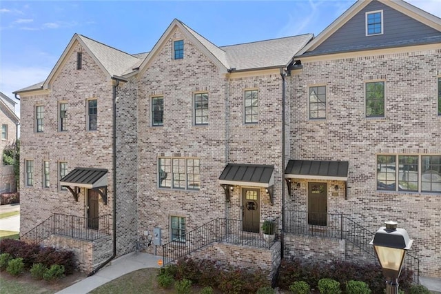 view of front facade featuring brick siding