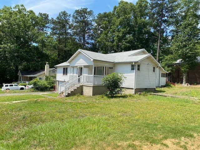 view of front of property featuring covered porch and a front yard